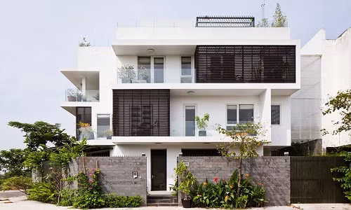Biệt thự phố gây ấn tượng ngay từ mặt tiền xanh hút mắt và nhiều hình khối vuông vức, gọn gàng đan xen với nhau.
