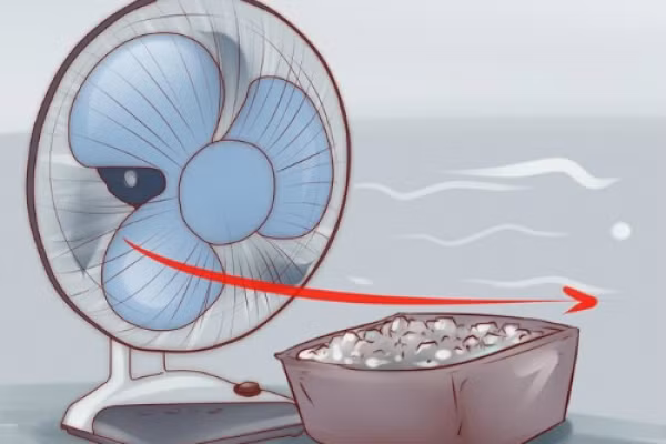 Đơn giản hơn là đặt một cái quạt xuống sàn nhà, càng thấp càng tốt. Cho một thùng đá trước quạt. Quạt sẽ khổi khí lạnh làm mát nhanh chóng. Ảnh: Internet.