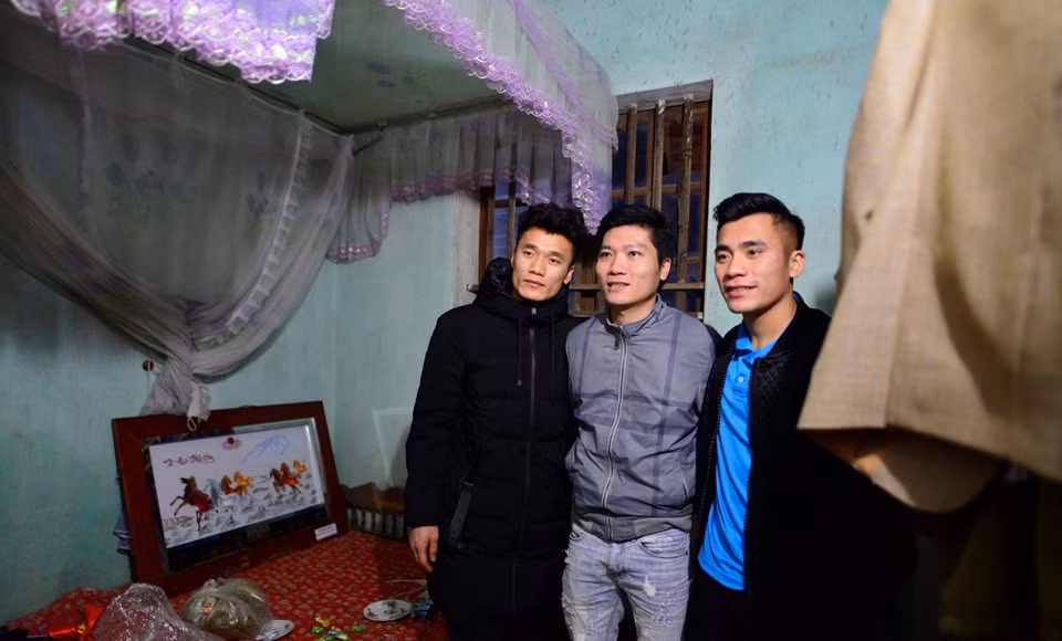Phòng ngủ nhỏ của hai anh em Tiến Dũng. Ảnh: Zing.