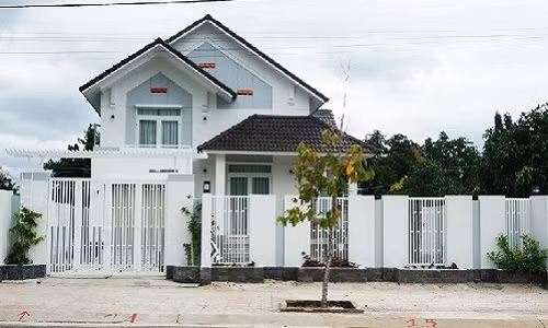 Nằm trong một khu đô thị ở TP HCM, ngôi biệt thự mini 2 tầng là công trình thi công của nhóm kiến trúc sư Song Phat Construction.