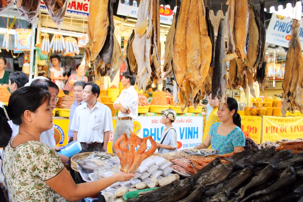Không sử dụng hóa chất, phẩm màu, khô cá tra phồng được du khách trong và ngoài nước ưa chuộng, đặc biệt là vào mỗi dịp giáp Tết. Ảnh: Zing.