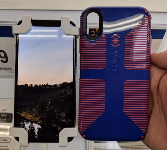 Phiên bản iPhone X kích thước lớn với màn hình OLED 6,5 inch được đồn đoán có tên iPhone Xs Max sẽ có giá bán 1.199 USD. Ảnh: Cnet.