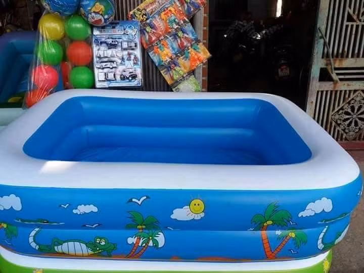 Thay vì đưa con đến bể bơi công cộng, nhiều gia đình chọn mua bể bơi phao cho bé tắm mát tại nhà trong ngày hè nóng nực. Ảnh: Facebook.