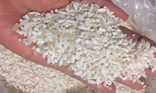 Gạo nếp hạt dài đang được rao bán với giá từ 25.000 - 30.000 đồng/kg, tương đương với giá gạo nếp Việt. Ảnh: Tô Nhi.