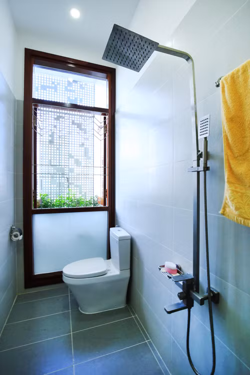 Phòng tắm có cửa sổ lớn để lấy ánh sáng.