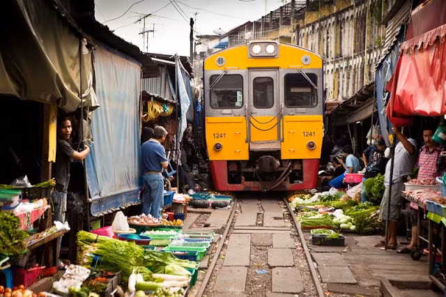 Các món hàng được bày bán la liệt sát, thậm chí ngay trên đường ray tàu hỏa.