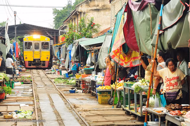 Và ngay sau đó, cảnh mua bán tại chợ đường tàu lại diễn ra như thường lệ. Nguồn ảnh: Tielandtothailand.