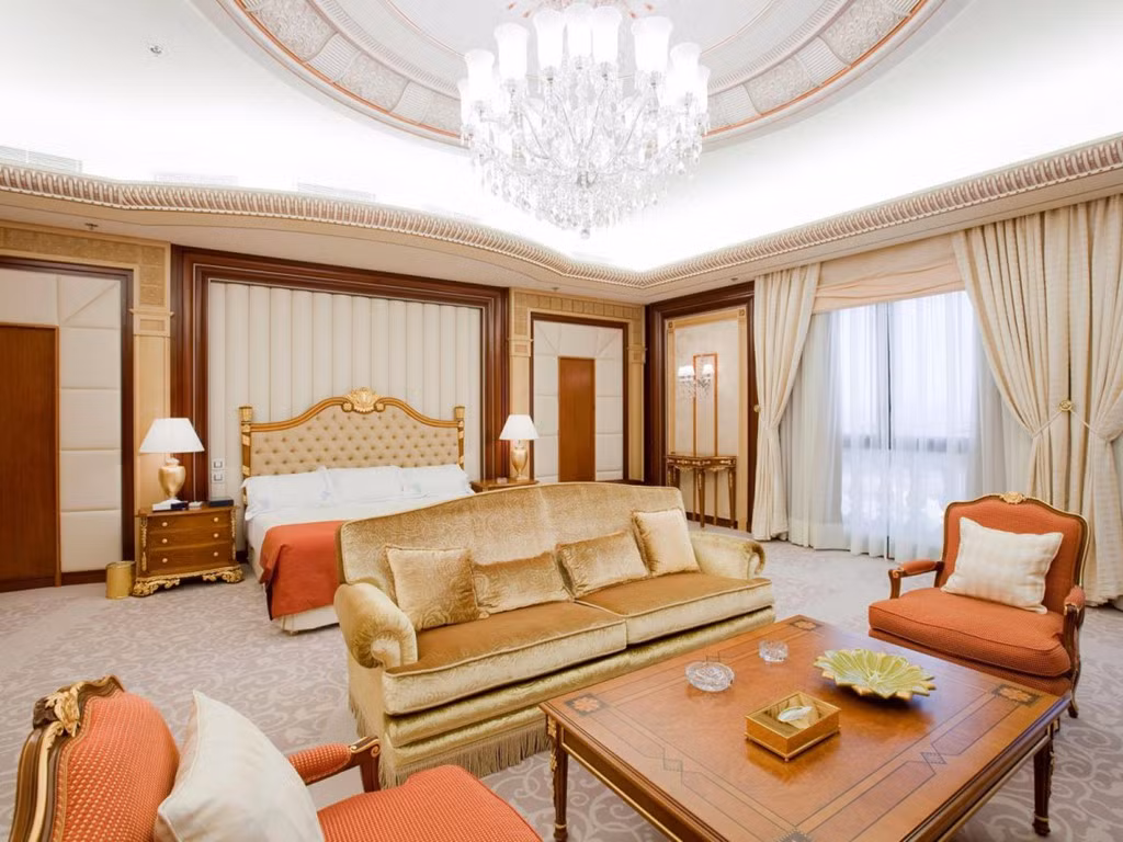 Khách sạn 5 sao có 493 phòng, trong đó có 49 phòng hoàng gia (2 phòng ngủ) và 50 phòng hạng sang (1 phòng ngủ).