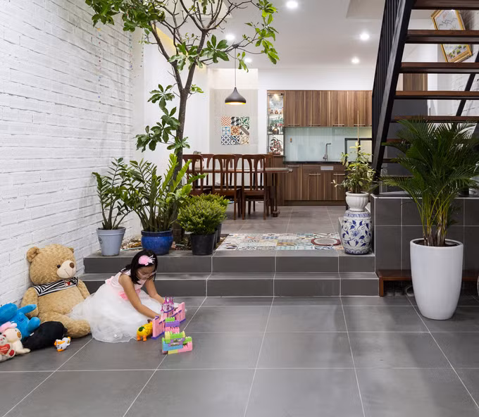 Tầng một được thiết kế làm phòng khách, bếp ăn và nhà vệ sinh.