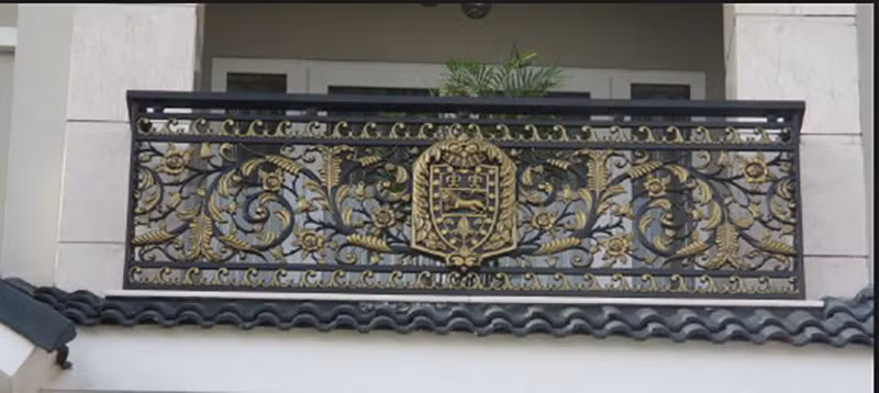 Mẫu ban công đen kết hợp màu dát vàng sang trọng.