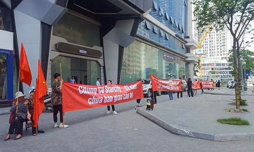 Cư dân Stacity căng băng rôn với nội dung tố cáo hàng loạt sai phạm của chủ đầu tư.