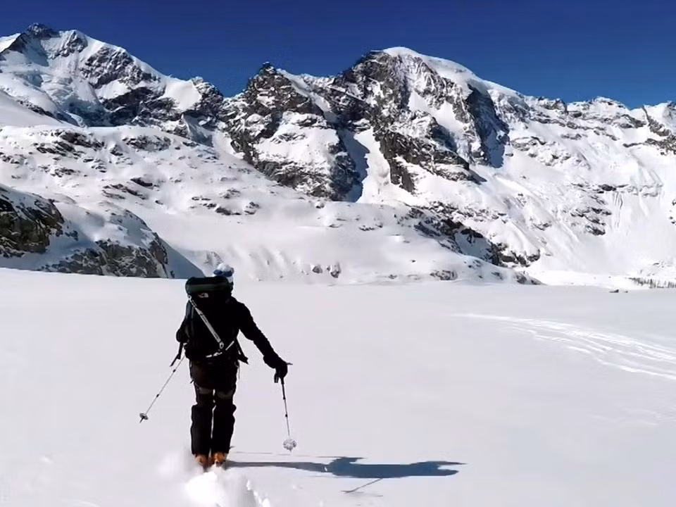 Chủ nhân có thể ra vào bằng thang máy riêng, di chuyển tới các sườn núi của dãy Alps Thụy Sĩ.