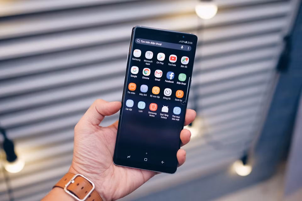 Ngoài sự thay đổi màu sắc mặt lưng, những trang bị cao cấp khác của Note 8 đều được giữ nguyên trên phiên bản mới. Nổi bật là màn hình vô cực 6,3 inch Super AMOLED. Chế độ mặc định của máy là độ phân giải Full HD. Để điều chỉnh sang khả năng hiển thị Quad HD+, người dùng truy cập phần cài đặt. Ảnh: Duy Tín.