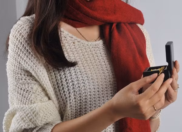 Lãng mạn và phá cách, hộp nhạc gỗ quay tay sẽ là một lựa chọn thú vị trong ngày 8/3 cho bạn gái bạn là người yêu âm nhạc. Ảnh: Quatang.