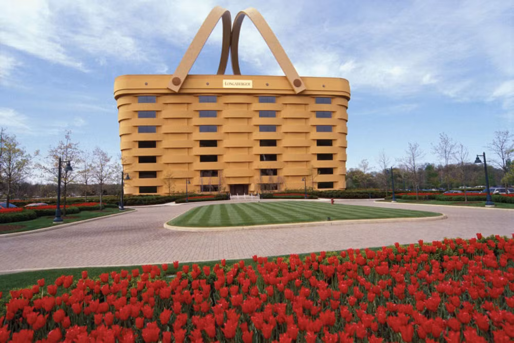 Còn tòa nhà hình chiếc giỏ picnic này ban đầu là trụ sở của Công ty Longaberger, tại Ohio Mỹ. Đây là đơn vị chuyên sản xuất giỏ làm từ gỗ thích. Hiện công ty đã di dời và tòa nhà này đang được rao bán.