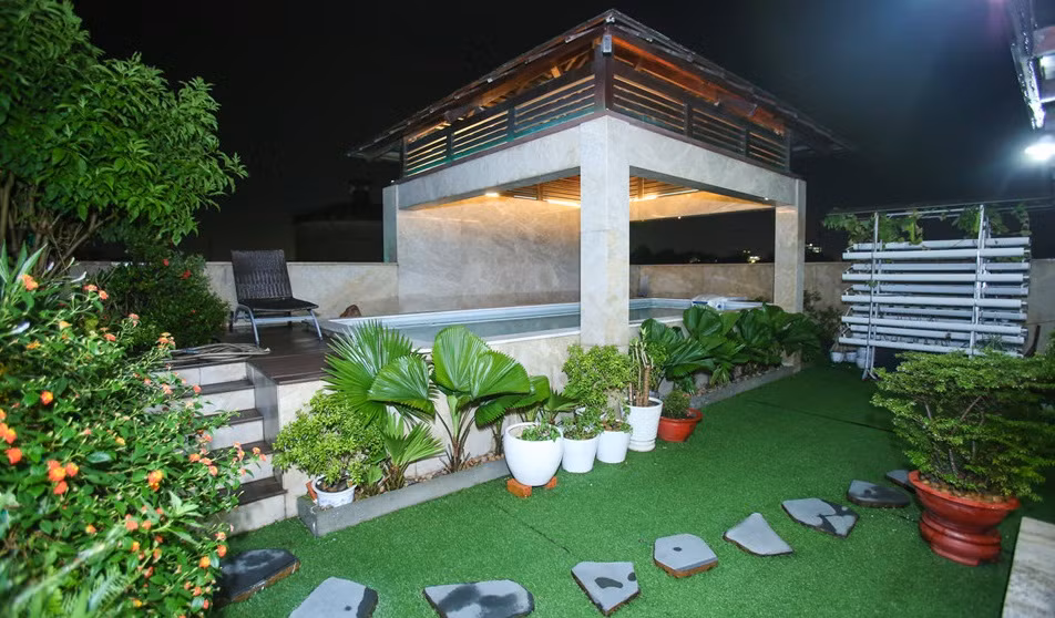 Sân thượng được thiết kế hồ bơi và trang trí nhiều tiểu cảnh, cây xanh tạo không khí mát mẻ. Ảnh: Zing.