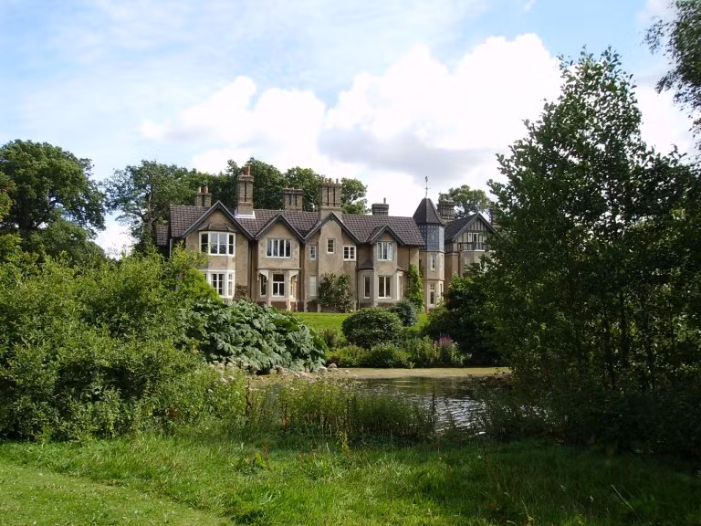 Lâu đài York Cottage đẹp rộng rãi, có hồ nước bao quanh.