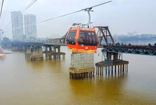 Trong đó có khoảng 1,2km cáp treo vượt sông Hồng. 4km còn lại đi trên mặt đất và vượt trên các tòa nhà cao tầng. Ảnh: Baodatviet.