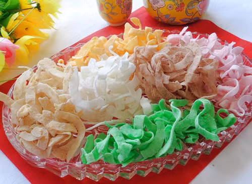 Mứt tết ngâm hóa chất cũng là vấn đề vệ sinh an toàn thực phẩm khiến nhiều người lo ngại. Khi mua nên chọn mứt có màu nhạt, độ ẩm thấp. Các sản phẩm mứt có độ ẩm 8-9% thì khả năng sử dụng hóa chất bảo quản sẽ nhiều hơn. Ảnh: Internet.