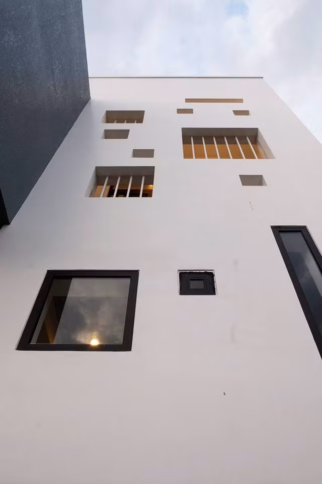 Các khối đặc rỗng tạo điểm nhấn cho cả ngôi nhà.