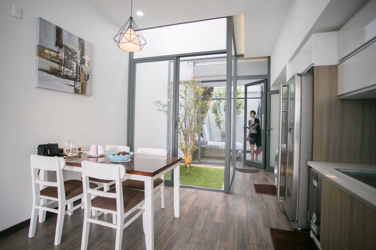 Khu vườn nhỏ giữa nhà được ngăn cách thông qua vách kính.