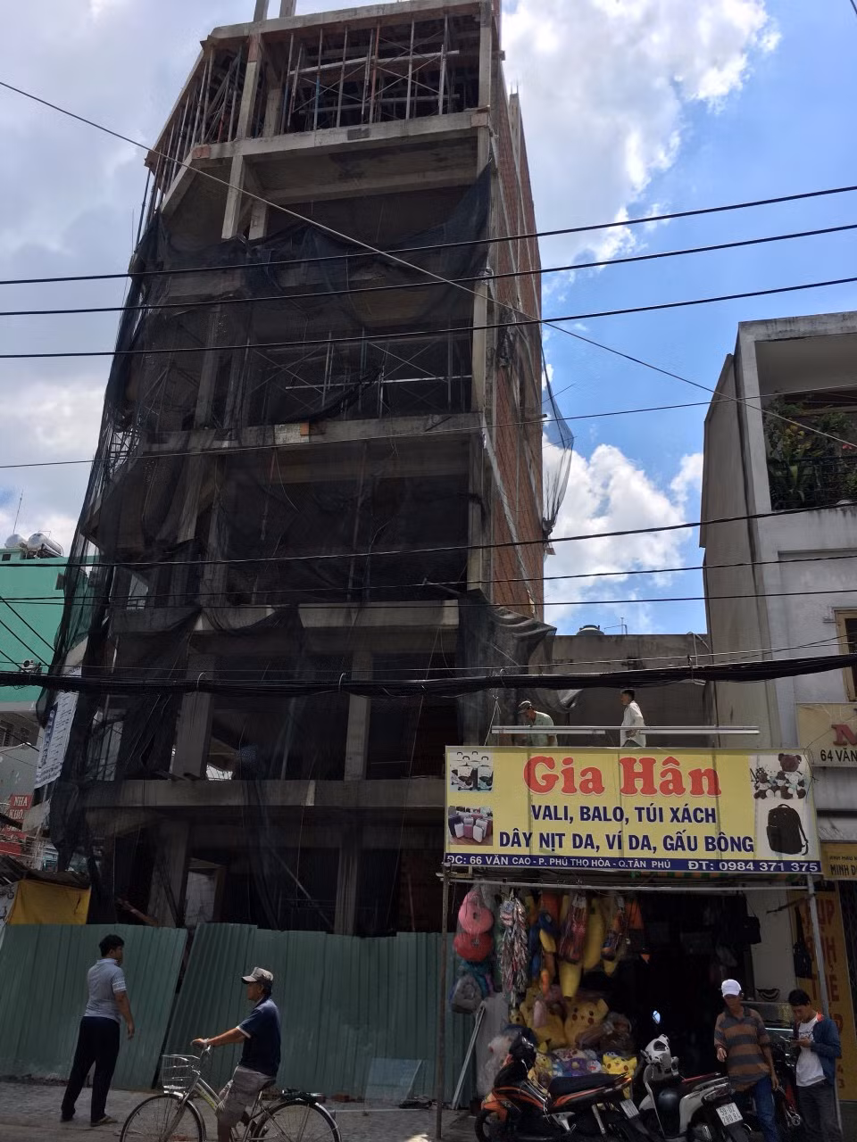Kinh hoang hien truong cot go cong trinh Ai Quoc Construction roi xuyen nha dan