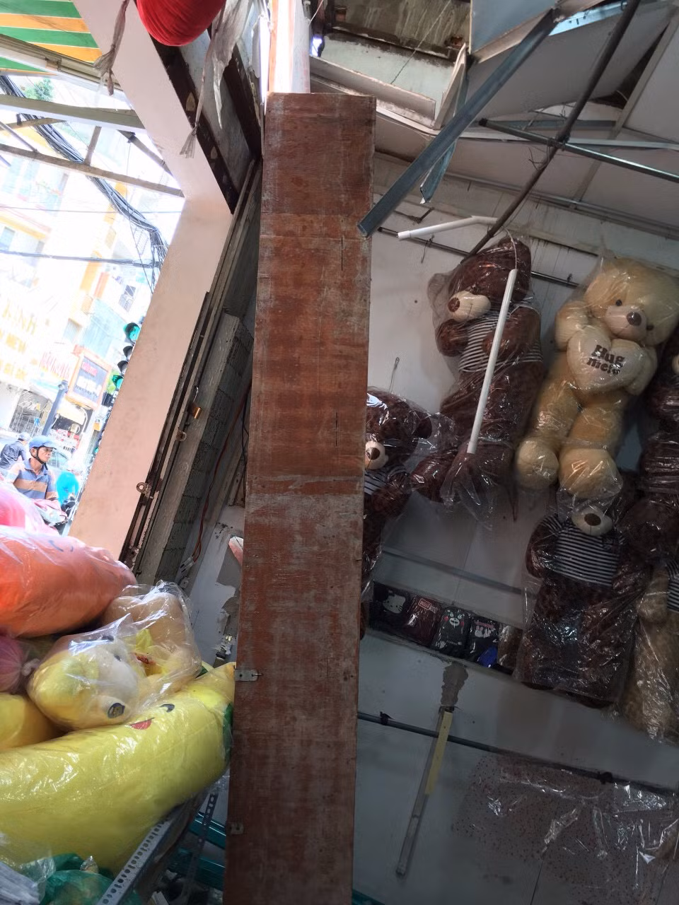 Anh Trần Quốc Triệu (39 tuổi) - chủ cửa hàng kinh doanh vali, túi xách cho biết: “Sáng nay tôi chở vợ con ra ngoài thì nghe em trai điện thoại báo bị cột gỗ bê tông từ công trình gần bên rơi đâm xuyên nóc nhà. Rất may là con gái tôi không ở nhà vì vị trí cột gỗ bê tông rơi là nơi con tôi hay ngồi chơi”.