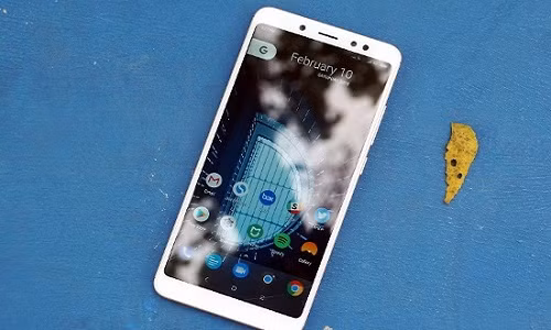 Xiaomi Redmi Note 5 Pro (4.99 triệu đồng): Đây là smartphone được đánh giá là “không có đối thủ” trong phân khúc dưới 5 triệu. Thiết bị sở hữu thiết kế vỏ kim loại nguyên khối với cụm camera kép thời thượng, màn hình tràn viền siêu mỏng cùng chip xử lý mạnh mẽ.