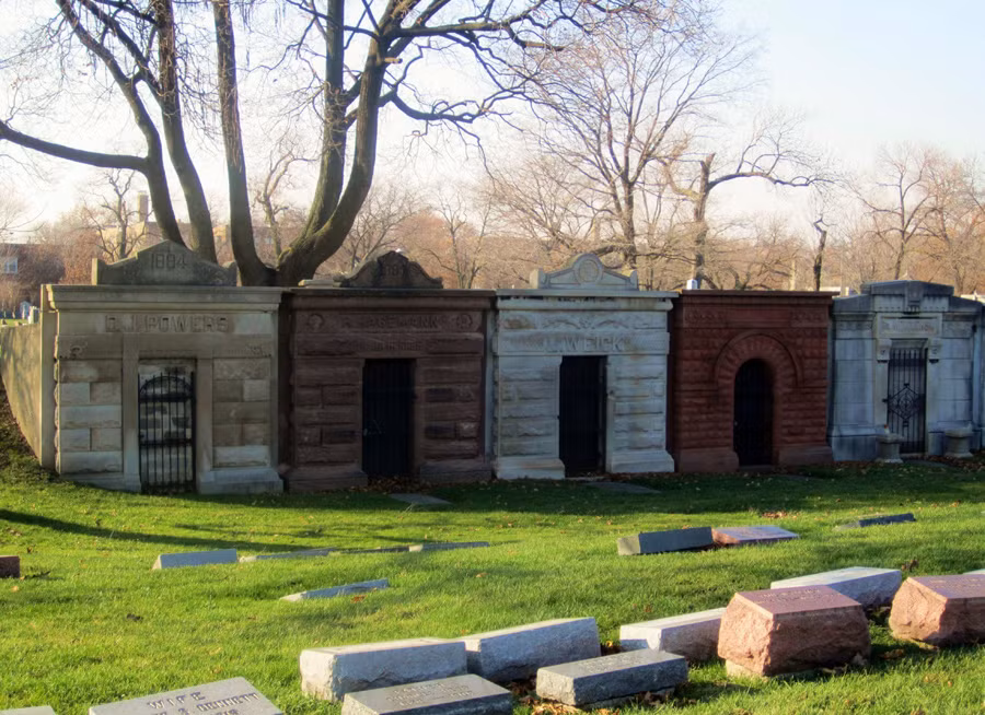 Thành lập năm 1860, nghĩa trang Graceland (Chicago) rất nổi tiếng. Cái giá cho một phần mộ từ 2.600 - 4.000USD trong khi những khu VIP và phần mộ gia đình ven hồ thì có giá từ 25.000 - 120.000USD. Ảnh: Wiki.