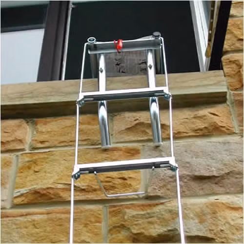 Thang dây thoát hiểm được thiết kế có thể xếp gọn nhẹ. Khi có hỏa hoạn, móc một đầu thang vào cửa sổ, lan can sau đó thả thang dây xuống và bắt đầu leo xuống đất. Ảnh: Thangday.