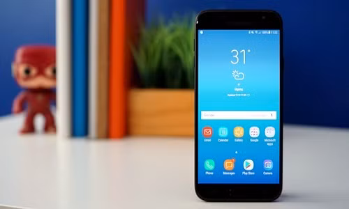 Samsung Galaxy J7 Pro (6,99 triệu đồng): Trước khi Samsung tung ra Galaxy J7 Plus thì phiên bản J7 Pro chính là chiếc smartphone tầm trung chụp hình xuất sắc nhất của hãng.