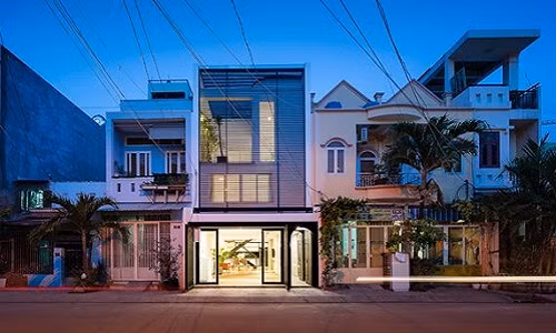 Nằm trên trục đường chính trong khu dân cư dưới chân cầu Chánh Hưng, quận 8 (TP HCM), Carm House là dự án cải tạo nhà ở của đội ngũ Sawadeesign.