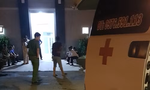 Thi thể bé N. được đưa vào nhà xác bệnh viện. Ảnh: báo Người Lao Động.