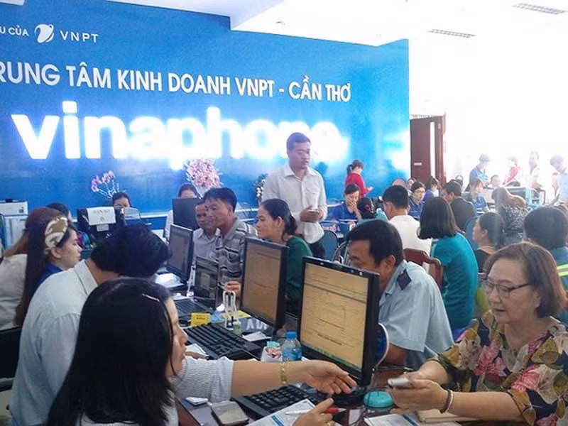 Nhiều người sợ bị khóa thuê bao nên cố hoàn thành thủ tục dù phải chờ đợi. Ảnh: H.DƯƠNG