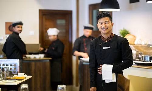 Vì vậy, nhân viên khách sạn phải ký thỏa thuận không tiết lộ thông tin khi bắt đầu vào làm việc tại các khách sạn 5 sao. Người nổi tiếng thường không đặt phòng bằng tên thật mà dùng bí danh. Thông tin về tên thật của họ cũng không hiện trên màn hình máy tính khi check in.