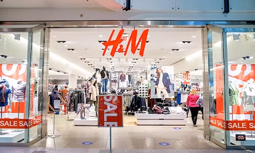 Ngay sau đó, H&amp;M phải ra tuyên bố: "Chúng tôi xin lỗi bất kỳ ai có thể cảm thấy bị xúc phạm". Ảnh: GigiOnThat.