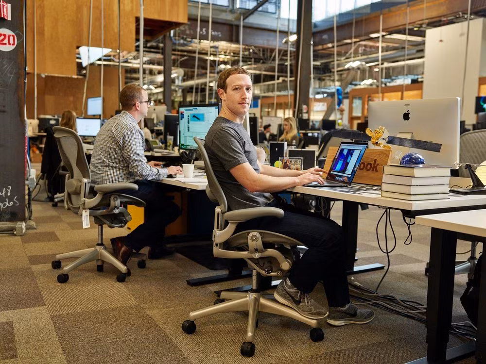 Tỷ phú công nghệ Mark Zuckerberg chọn chiếc bàn làm việc giống như mọi nhân viên của Facebook. Ảnh: Pinterest.