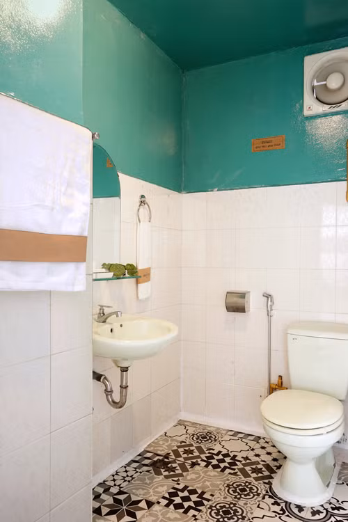 Phòng tắm với điểm nhấn là gạch bông cổ điển. Nguồn ảnh: Phát Võ – Nguyên Đoàn.