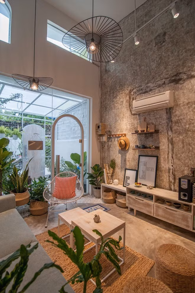 Hệ cửa kính lớn nhìn ra sân vườn giúp nới rộng thêm không gian. Ảnh: Nguyễn Thanh Nhân.