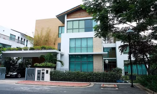 Tọa lạc tại quận 2 ( TP HCM), ngôi biệt thự 3 tầng nổi bật với thiết kế hiện đại nhưng vẫn đậm nét truyền thống Việt Nam.