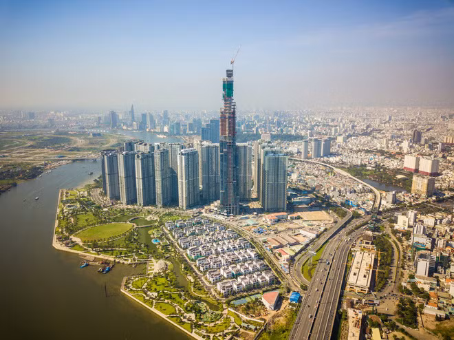 The Landmark 81 là một tòa nhà chọc trời trong tổ hợp dự án Vinhomes Tân Cảng, một dự án có tổng mức đầu tư 30.000 tỷ đồng. Ảnh: Youtube.