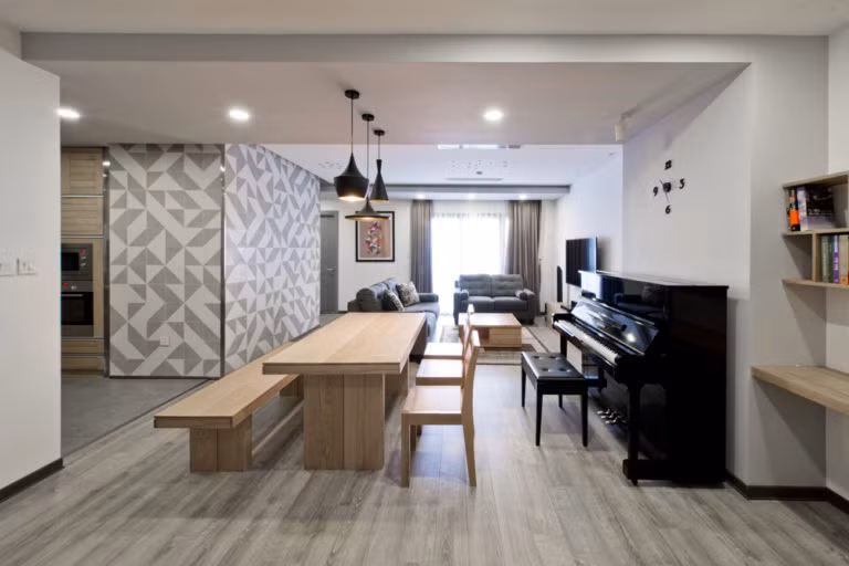 Căn hộ cũ có hai phòng ngủ và một phòng phụ. Khi cải tạo, kiến trúc sư bỏ phòng phụ để nới rộng diện tích cho không gian chung.