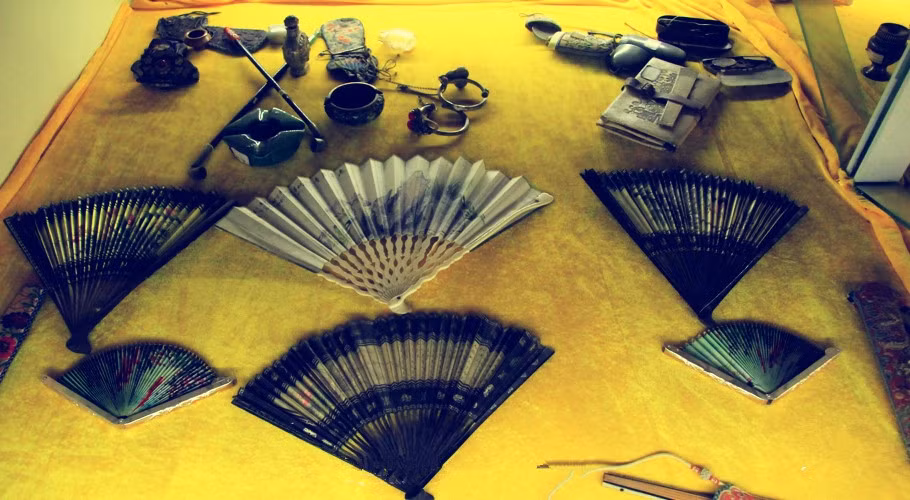 Lan can kiểu Hán, chạm trổ tinh xảo từ vàng và nạm ngọc ở bên ngoài Phật đường