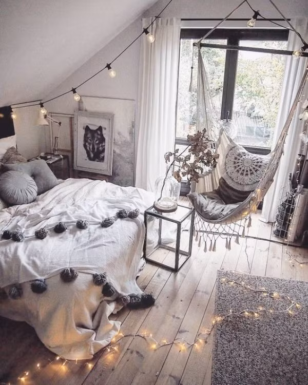 Đèn được giăng mắc một cách ngẫu hứng sẽ giúp căn phòng ngủ đẹp lạ mắt. Bạn sẽ thêm yêu thương không gian riêng tư của chính mình khi có chiếc giường vô cùng êm ái với màu sắc dịu dàng cùng lấp lánh ánh đèn giăng mắc khắp nơi trong phòng.