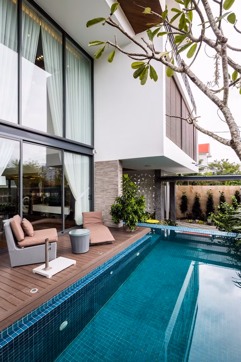 Mảng xanh bao bọc xung quanh đem lại vẻ đẹp trong lành cho ngôi nhà.