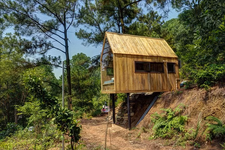 Diện tích vẻn vẹn 12m2 nhưng căn nhà gỗ nằm tại một ngọn đồi ở huyện Sóc Sơn (Hà Nội) khiến ai cũng ao ước một lần trải nghiệm.