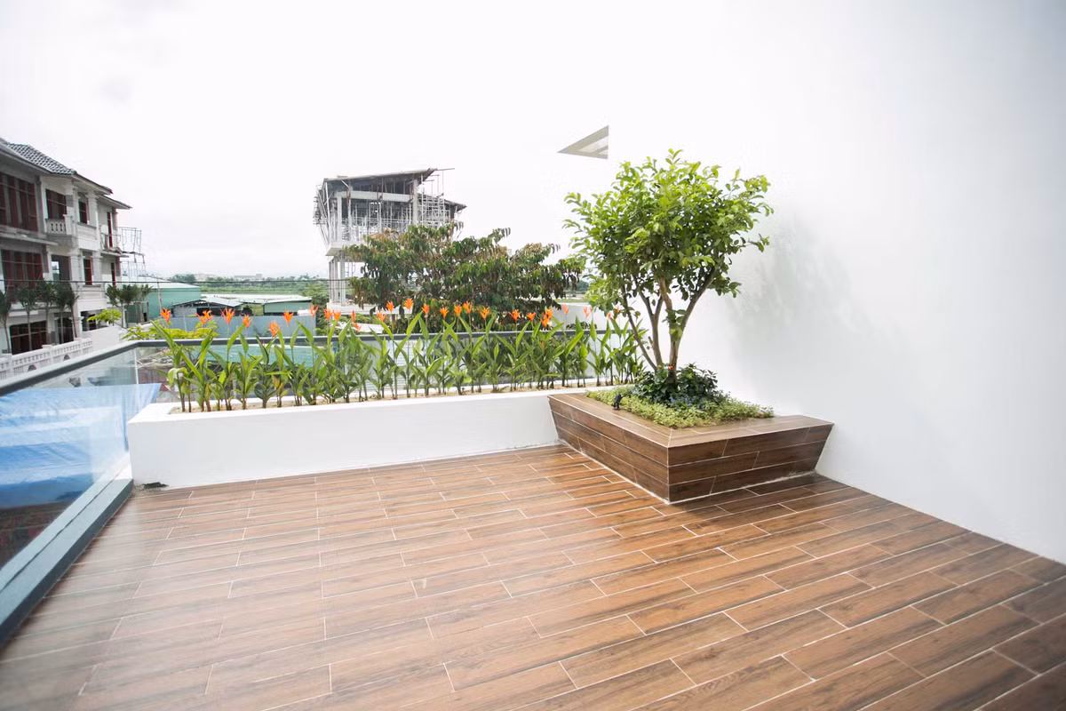 Sân thượng thoáng mát của ngôi nhà phố 3 tầng. Nguồn ảnh: 85 Design.