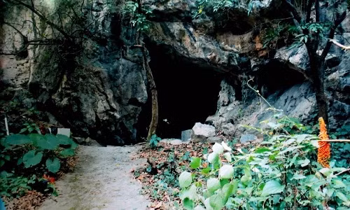 Hang Dê (Hang Ma), nơi có ngôi mộ cổ