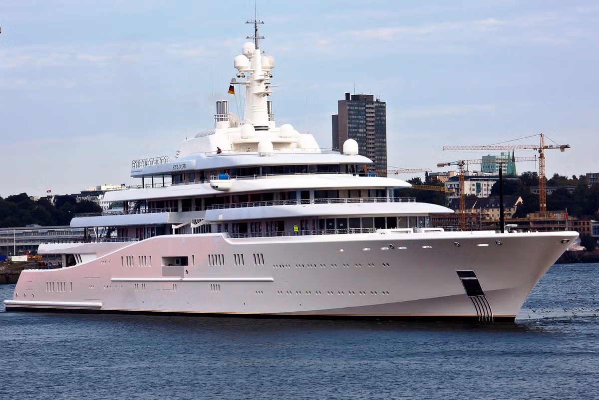 Tỷ phú Nga Roman Abramovich, người từng giàu có nhất nước Nga năm 2006 đã chi tới 500 triệu USD để đặt mua chiếc du thuyền với thiết kế tuyệt mỹ này từ công ty Francis Design. Ảnh: EXtravaganzi.