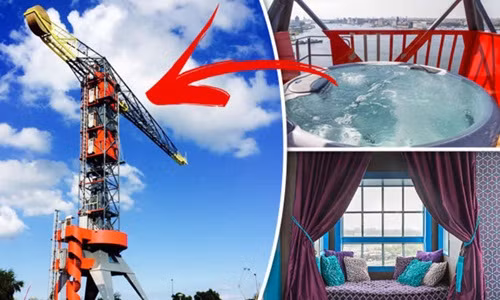 Khách sạn cần cẩu cao nhất thế giới quay mặt ra phía sông IJ, mang đến trải nghiệm khó quên cho du khách ở độ cao 50 mét. Ảnh: Daily Express.